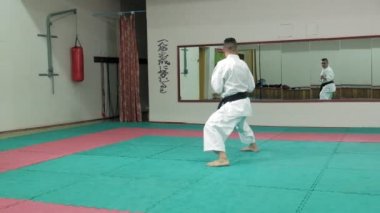 Genç adam kuyusu kas beden ile eğitim dövüş sanatları Goju-Ryu Karate-Do süper ağır çekim