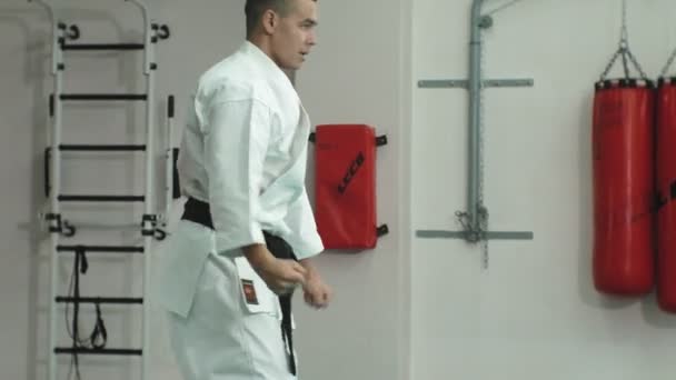 Junger Mann mit muskulösem Körper, der Kampfkunst Goju-Ryu Karate-Do trainiert — Stockvideo