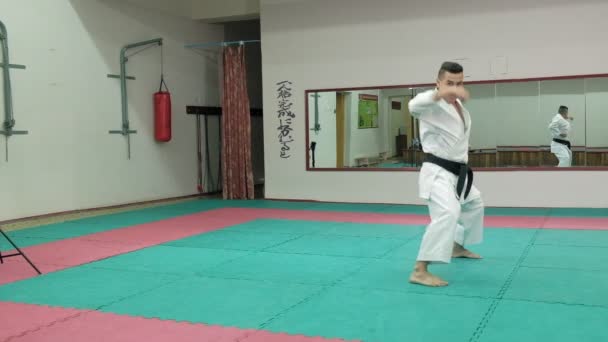 Giovane con il corpo muscoloso, la formazione di arti marziali Goju-Ryu Karate-Do super slow motion — Video Stock