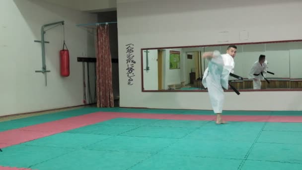 Młody człowiek z umięśnione ciało, szkolenia martial arts Goju-Ryu Karate-Do super slow motion — Wideo stockowe