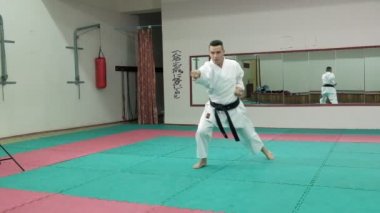Genç adam kuyusu kas beden ile eğitim dövüş sanatları Goju-Ryu Karate-Do süper ağır çekim
