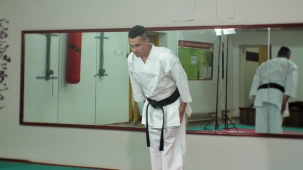 Mladý muž s svalnaté tělo, výcvik bojových umění Goju-Ryu Karate-Do — Stock video