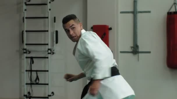 Giovane con il corpo muscoloso, la formazione di arti marziali Goju-Ryu Karate-Do — Video Stock