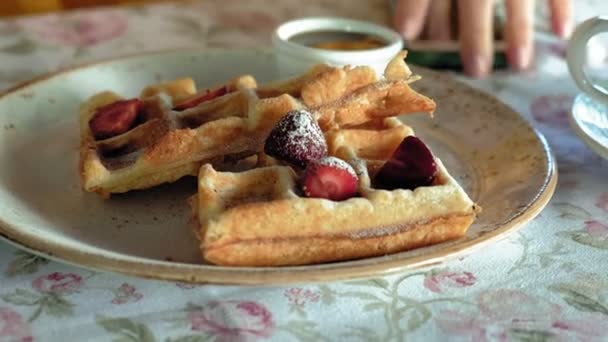 Schöne Frau isst Waffeln im Café — Stockvideo