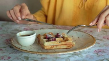 Güzel kadın cafede Waffle yiyor