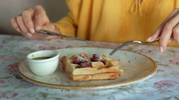 아름 다운 여자 카페에서 와플을 먹고 있다 — 비디오