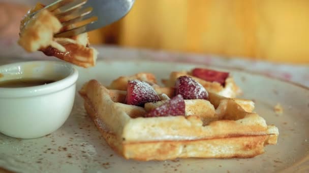 Mooie vrouw is wafels eten in café — Stockvideo