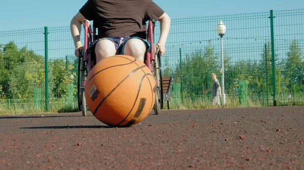 Engelli adam açık havada onun tekerlekli sandalye, basketbol oynuyor — Stok fotoğraf