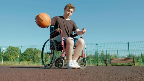Homem Com Deficiência Joga Basquete Sua Cadeira Rodas Livre — Fotografia de Stock