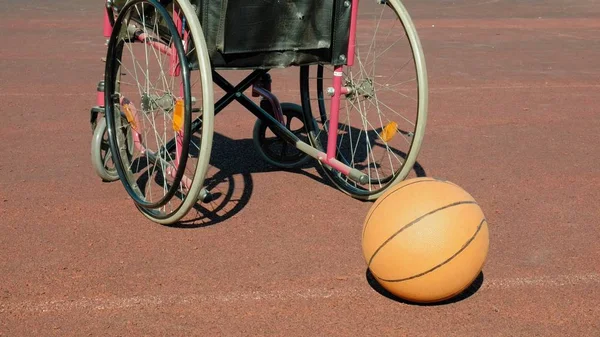 Тип Инвалидной Коляски Баскетбольным Мячом Спортивном Волейбольном Корт4K — стоковое фото