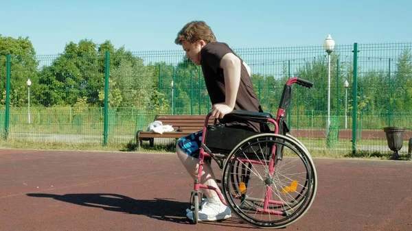 Homem com deficiência joga basquete de sua cadeira de rodas, Ao ar livre, Faça um esforço ao jogar — Fotografia de Stock