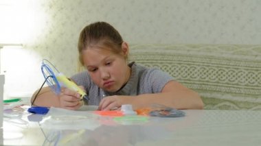 3D kalem baskı 3d şekil kullanan yaratıcı kız.