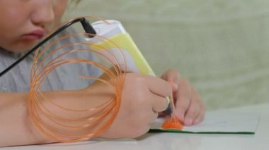 3D kalem baskı 3d şekil kullanan yaratıcı kız.