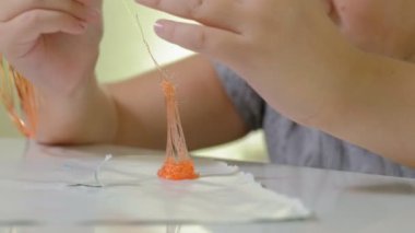 3D kalem baskı 3d şekil kullanan yaratıcı kız.