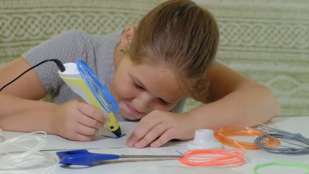 Fille créative en utilisant l'impression 3D stylo forme . — Video