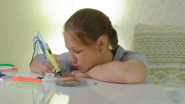 Creatieve meisje met 3d pen afdrukken 3D-vorm.. — Stockvideo
