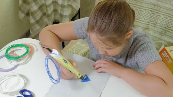 Creatieve meisje met 3d pen afdrukken 3D-vorm.. — Stockvideo