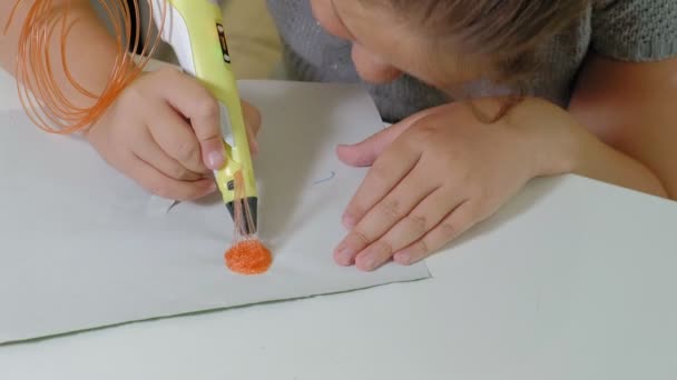 3 d ペン印刷 3 d 図形を使用創造的な女の子. — ストック動画
