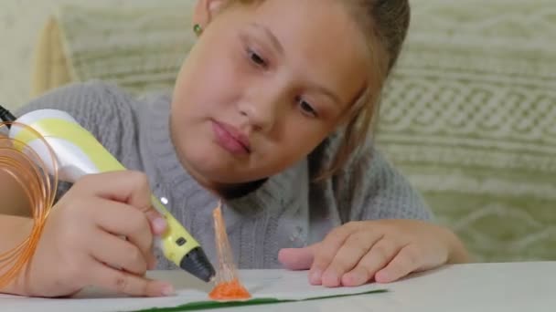 Creative dívka pomocí 3d tisku 3d tvar pera. — Stock video