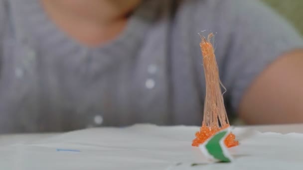 Creative girl using 3d pen printing 3D shape. — Stock Video