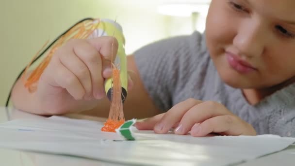 Creatieve meisje met 3d pen afdrukken 3D-vorm.. — Stockvideo