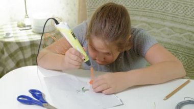 3D kalem baskı 3d şekil kullanan yaratıcı kız.