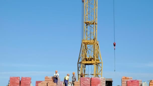 Construcción de edificios, obra de personas y grúa — Vídeos de Stock