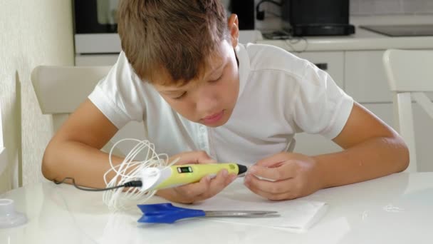 Creatieve jongen met 3d pen afdrukken 3D-shape. — Stockvideo