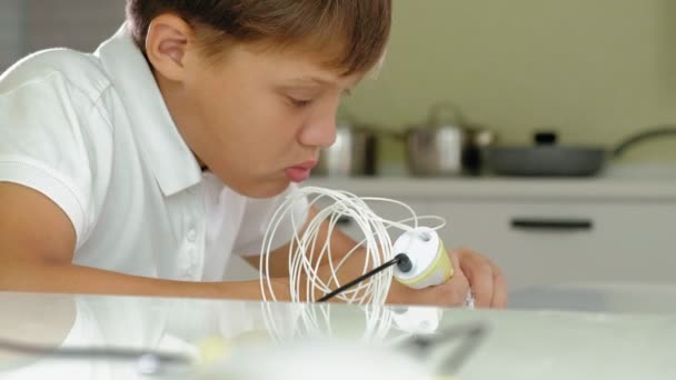 Kreativer Junge mit 3D-Federdruck 3D-Form. — Stockvideo