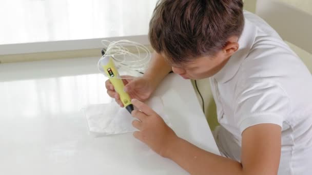 Creatieve jongen met 3d pen afdrukken 3D-shape. — Stockvideo