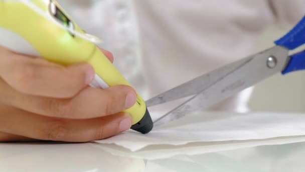 Menino criativo usando caneta 3d impressão 3D forma . — Vídeo de Stock
