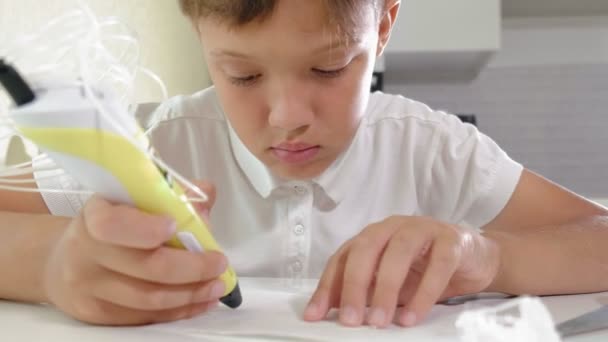 Creative boy using 3d pen printing 3D shape. — Stock Video