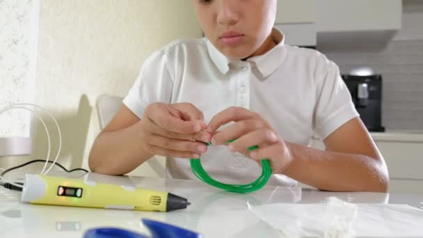 Creatieve jongen met 3d pen afdrukken 3D-shape. — Stockvideo