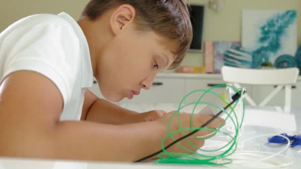 Креативный мальчик с помощью 3D-принтера . — стоковое видео