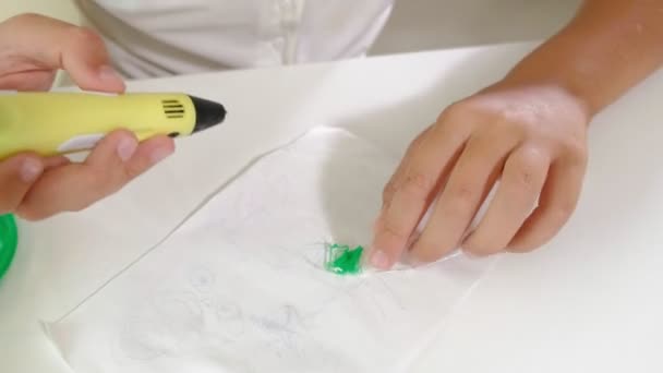 Garçon créatif en utilisant l'impression 3D stylo forme . — Video