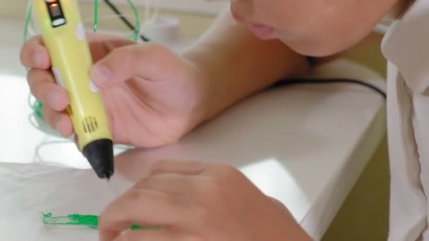 Kreatív fiú segítségével 3D-s pen nyomtatás 3d-alakzattá. — Stock videók