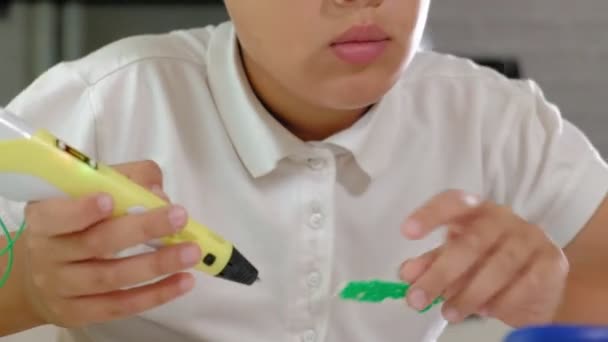 Kreativa pojke med 3d penna utskrift 3d form. — Stockvideo