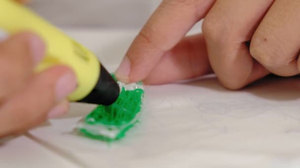 3 d ペン印刷 3 d 図形を使用創造的な少年. — ストック動画