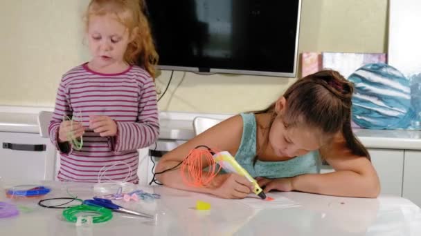 Creatieve meisje met 3d pen afdrukken 3D-vorm.. — Stockvideo