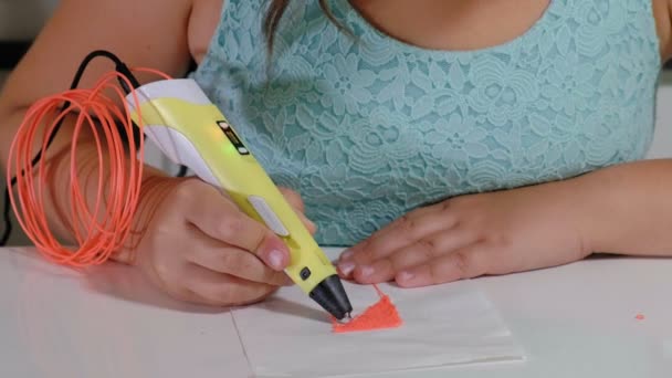 Creatieve meisje met 3d pen afdrukken 3D-vorm.. — Stockvideo