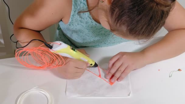 Creatieve meisje met 3d pen afdrukken 3D-vorm.. — Stockvideo