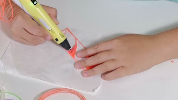 Creatieve meisje met 3d pen afdrukken 3D-vorm.. — Stockvideo