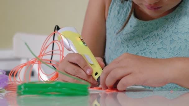 Gadis kreatif menggunakan 3d pen pencetakan bentuk 3D . — Stok Video