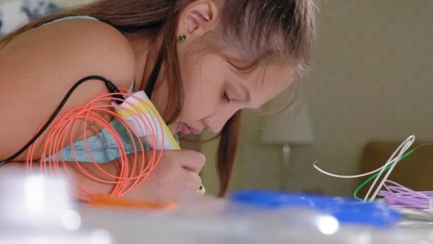 Menina criativa usando 3d caneta impressão 3D forma . — Vídeo de Stock