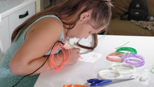 Kreative Mädchen mit 3D-Federdruck 3D-Form. — Stockvideo