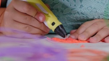 3D kalem baskı 3d şekil kullanan yaratıcı kız.