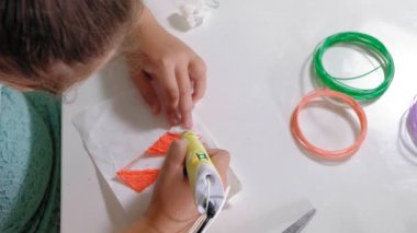 3D kalem baskı 3d şekil kullanan yaratıcı kız.