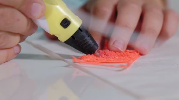 Creatieve meisje met 3d pen afdrukken 3D-vorm.. — Stockvideo