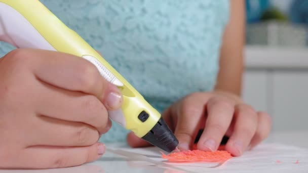 Creatieve meisje met 3d pen afdrukken 3D-vorm.. — Stockvideo