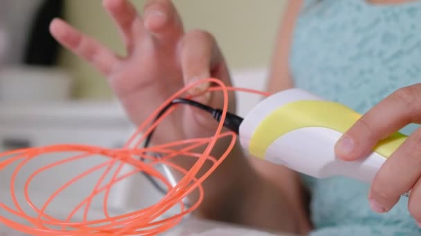 Creatieve meisje met 3d pen afdrukken 3D-vorm.. — Stockvideo